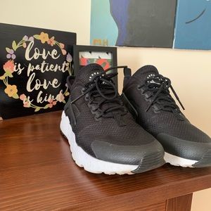 🖤PRICE DROP🖤: Black and White Nike Huraches!